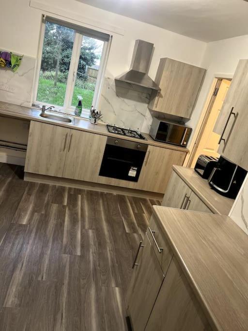 Spacious City Centre Home Near Hospital & M5 Worcester Kültér fotó